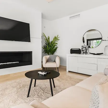 Newly Built 4 Bdrm Stunning With Pool Διαμέρισμα Εστεπόνα