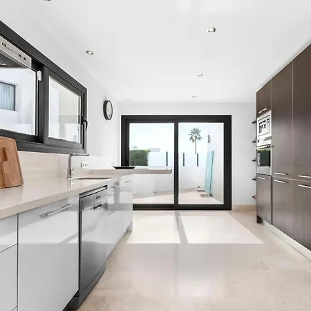 Newly Built 4 Bdrm Stunning With Pool *