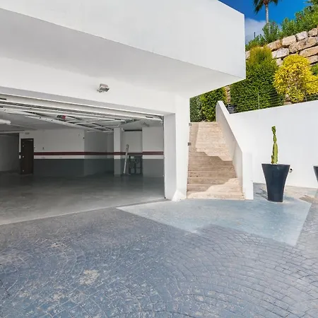 Newly Built 4 Bdrm Stunning With Pool * Εστεπόνα