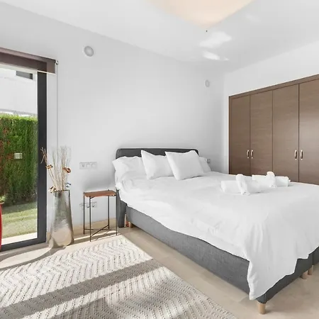 Newly Built 4 Bdrm Stunning With Pool Εστεπόνα