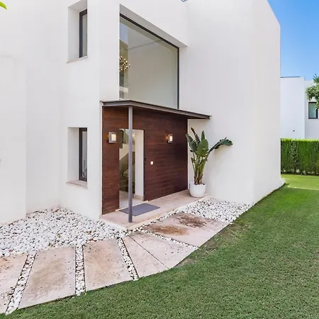 Newly Built 4 Bdrm Stunning With Pool * Εστεπόνα